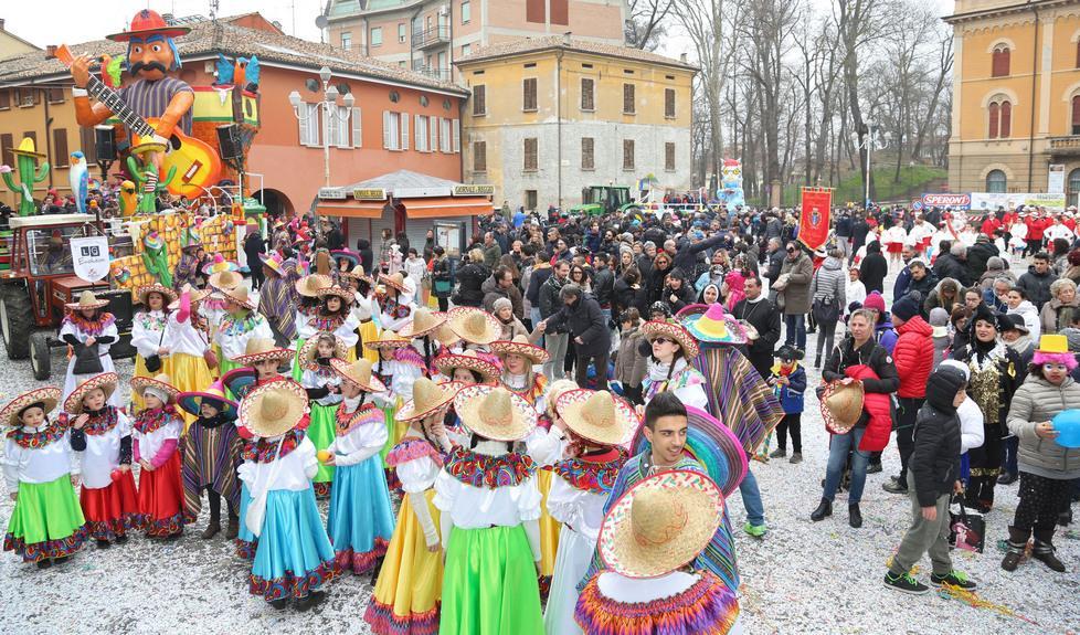 Folla di bimbi e majorettes al Carnevale del Castlein 