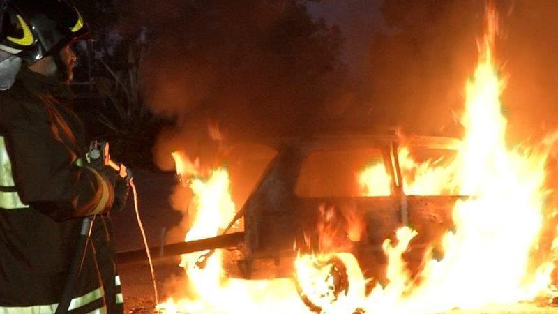 Ancora un'auto in fiamme durante la notte nell'Oristanese: è la decima in due settimane