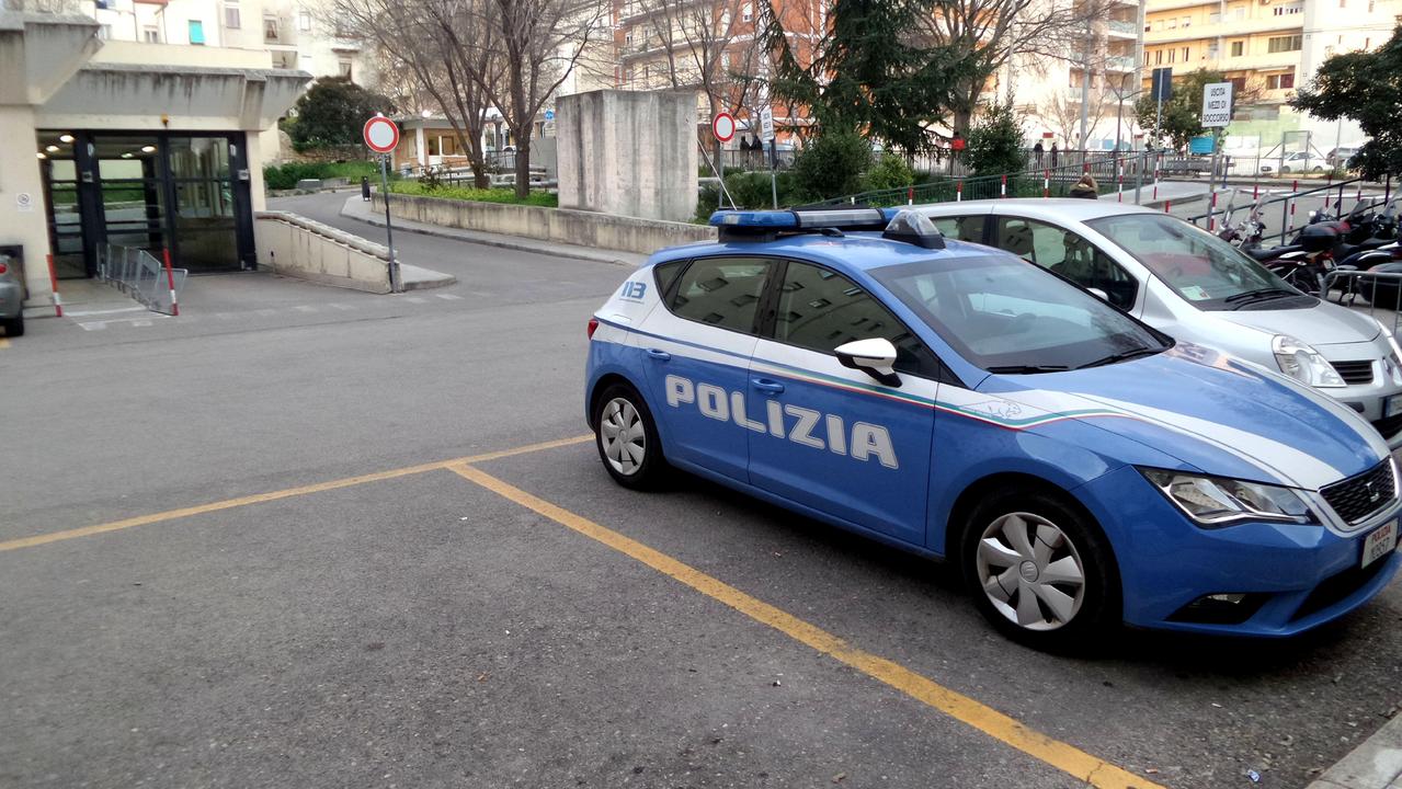 Un'auto della polizia al pronto soccorso di Sassari