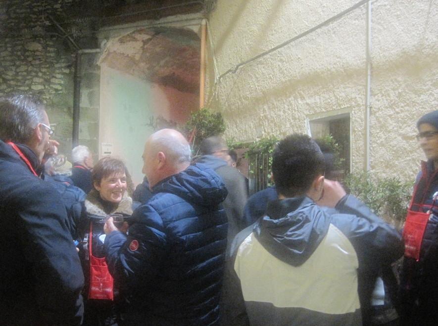 Una folla festante tra i vicoli e le cantine 