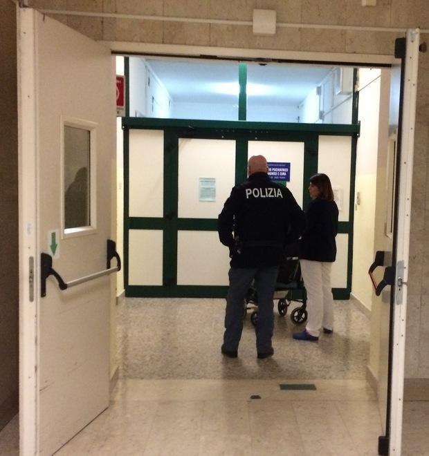 Aggredisce la moglie: ferita a martellate 