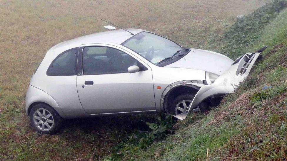 Scontro nella foschia, un’auto finisce nel fossato