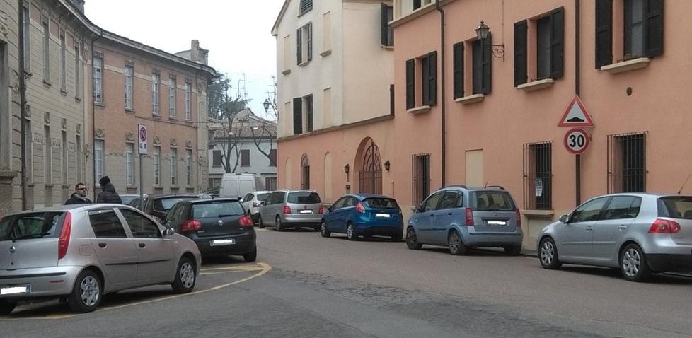 Parcheggio selvaggio accanto alle scuole 