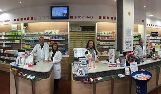 Banditi armati di forbici rapinano la farmacia 