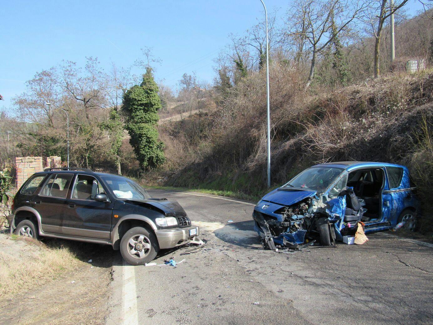 Prignano, scontro frontale tra suv e utilitaria 