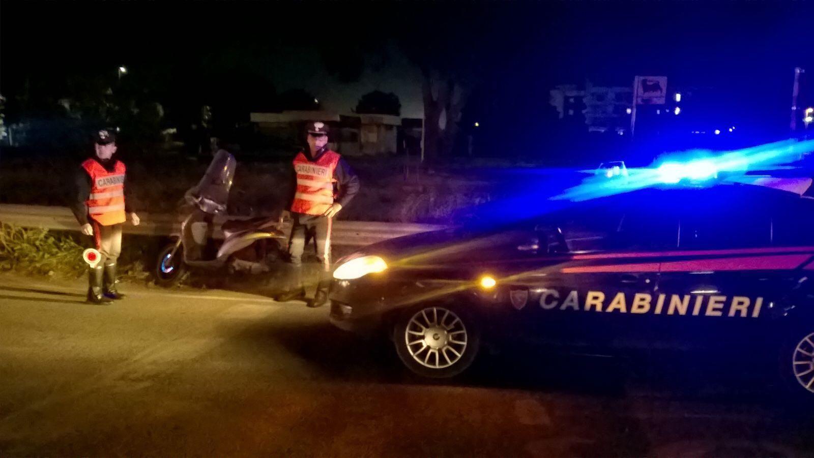 Rubano un motorino e finiscono sul guard rail: muore un ragazzo, ferito l'amico