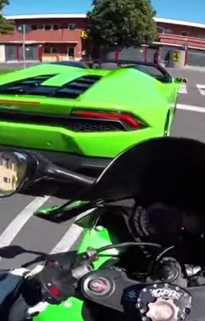 Motociclista folle, indaga la polizia 