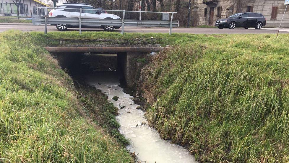 Schiuma e puzza, chieste verifiche per il canale vicino a Corte Tegge 