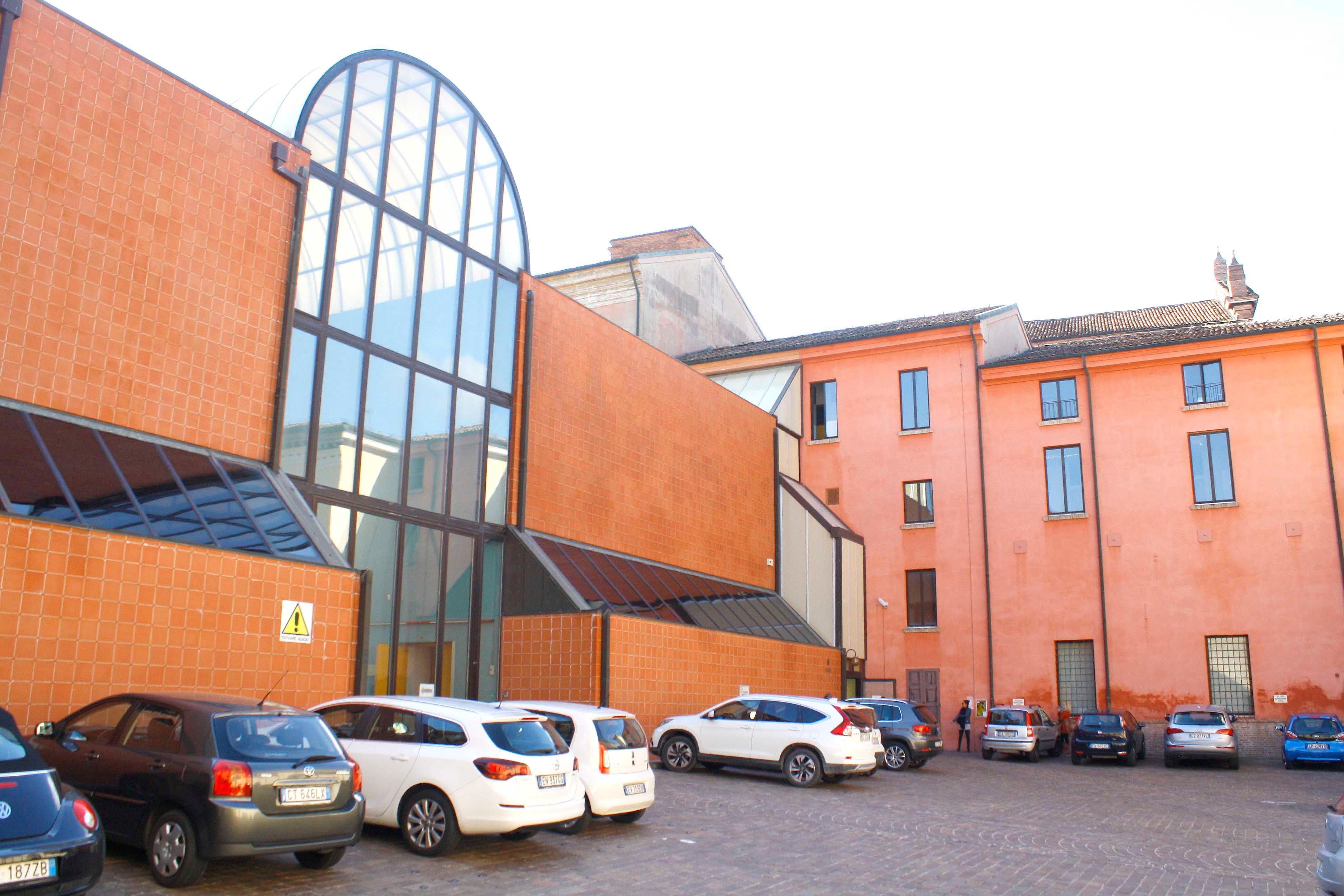 L'ingresso del tribunale di Ferrara