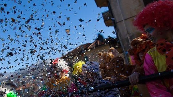 Attesa per la sfilata e per la favata in piazza