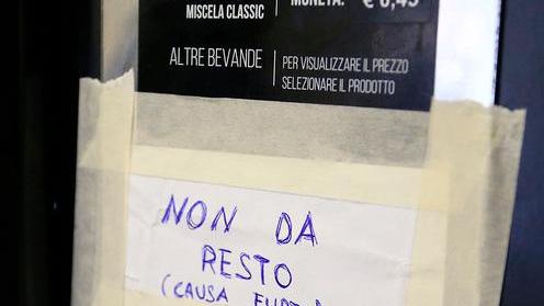 Entrano di notte a Medicina per scassinare i distributori