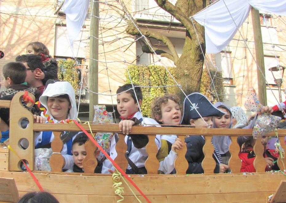 Dopo il Carnevale, il carro porta i giocattoli in oncologia