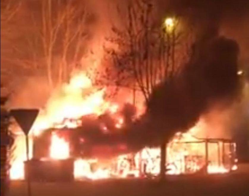 Va a fuoco il bar prefabbricato I proprietari: «Temiamo il dolo»