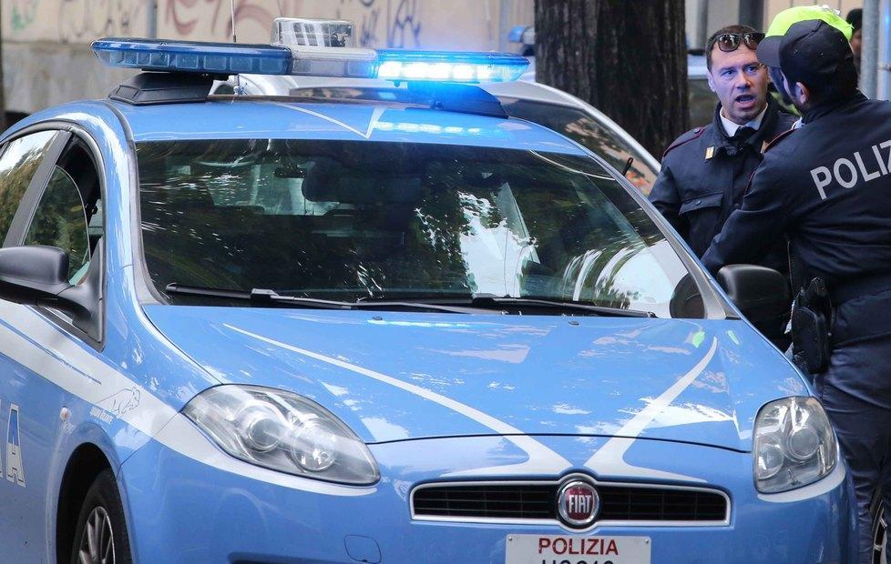 Fugge e picchia gli agenti, preso 