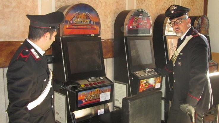 Slot svuotate con il trucco Arrestati due giovani