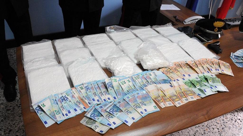 La cocaina sequestrata dai carabinieri (foto Locci)
