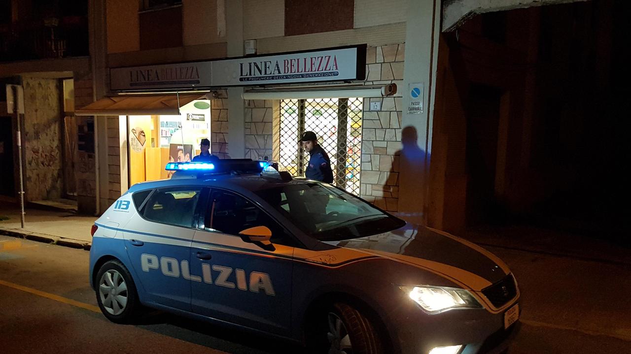 La polizia davanti alla profumeria rapinata in via Veneto