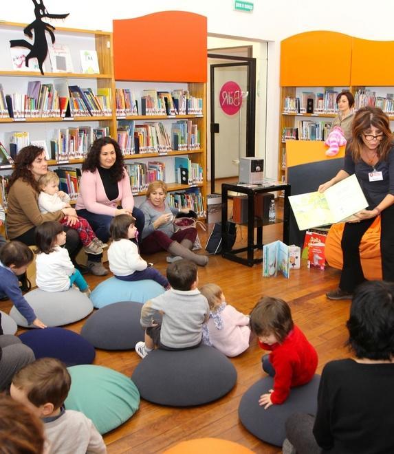 La biblioteca dei ragazzi alla Delfini Via le scarpe, ma i libri si possono strapazzare 