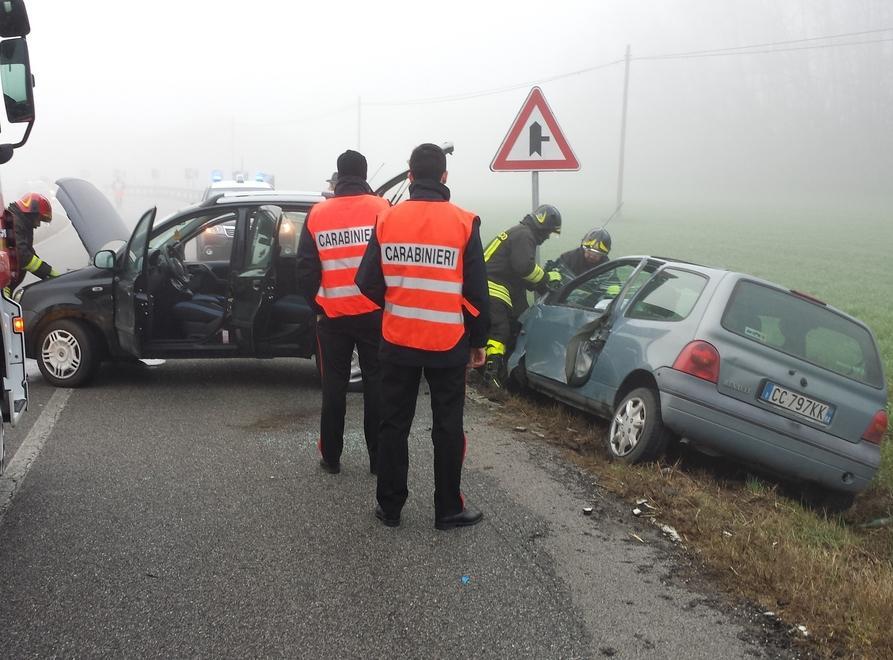 Sbanda e va a colpire un altro veicolo 