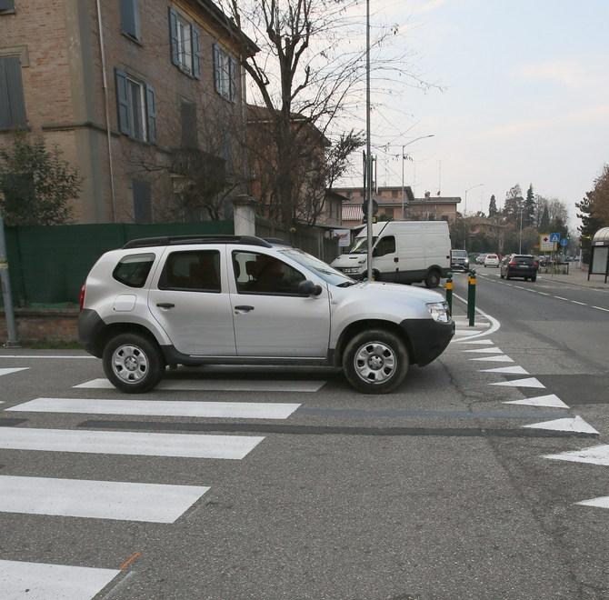 Via Bortolotti, caos all’incrocio “cieco”