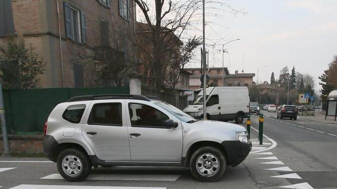 Via Bortolotti, caos all’incrocio “cieco”