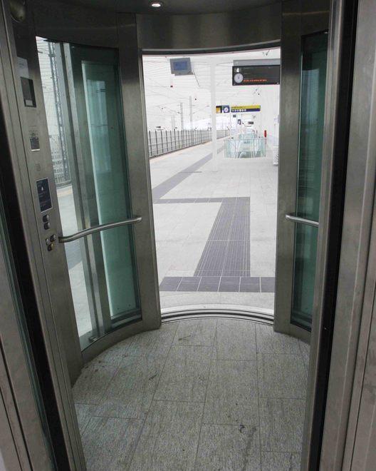 Resta bloccato 23 minuti per un guasto all’ascensore