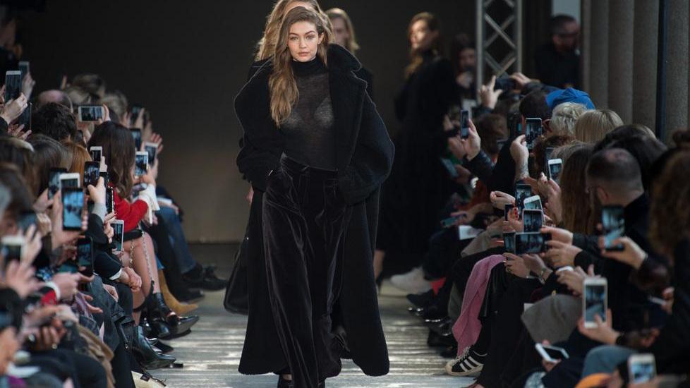 Max Mara torna alle origini: in pedana la star è il cappotto