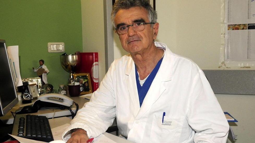 Paziente con un aneurisma addominale all'aorta operato attraverso le vertebre