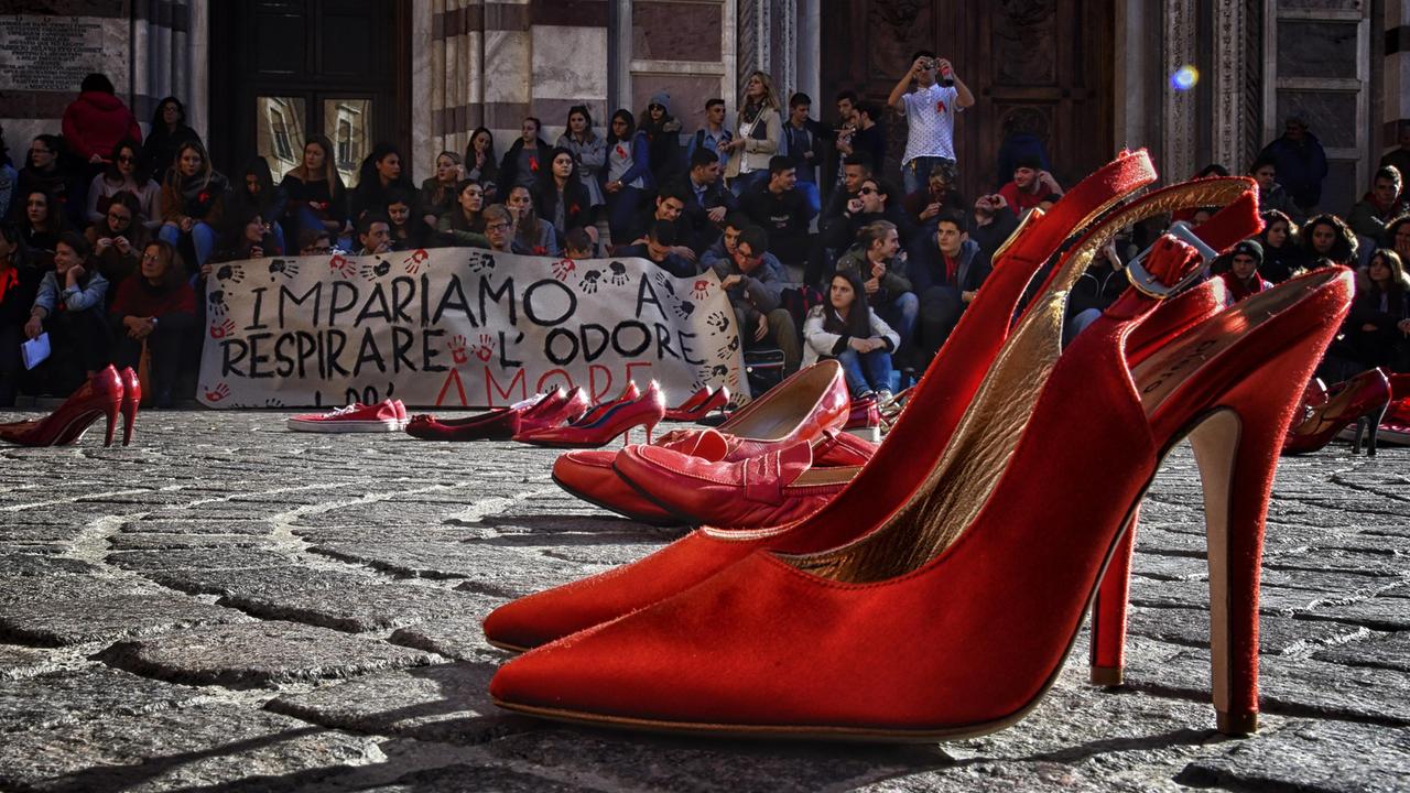 La voce di Margherita, vittima di violenza: "Io reclusa da tre anni per sopravvivere mentre a Sanremo invitano Junior Cally..." - Audio