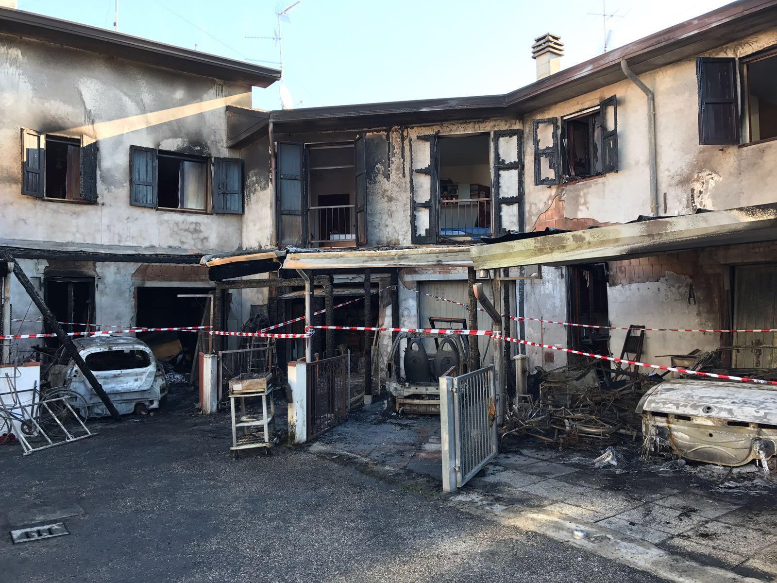 Ecco le case e le auto distrutte dopo lo spegnimento dell'incendio