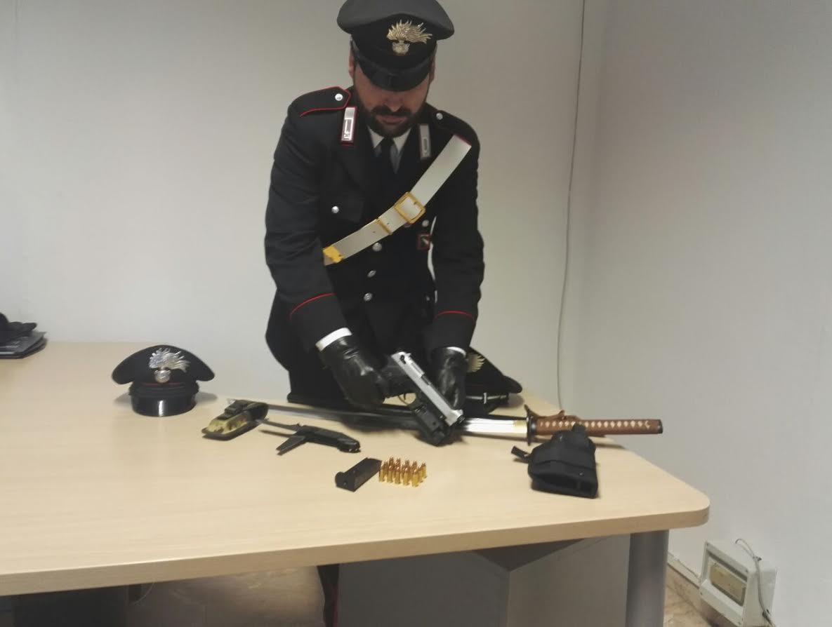 Pistola nella cintola, katana e pugnale in auto: denunciato un medico reggiano