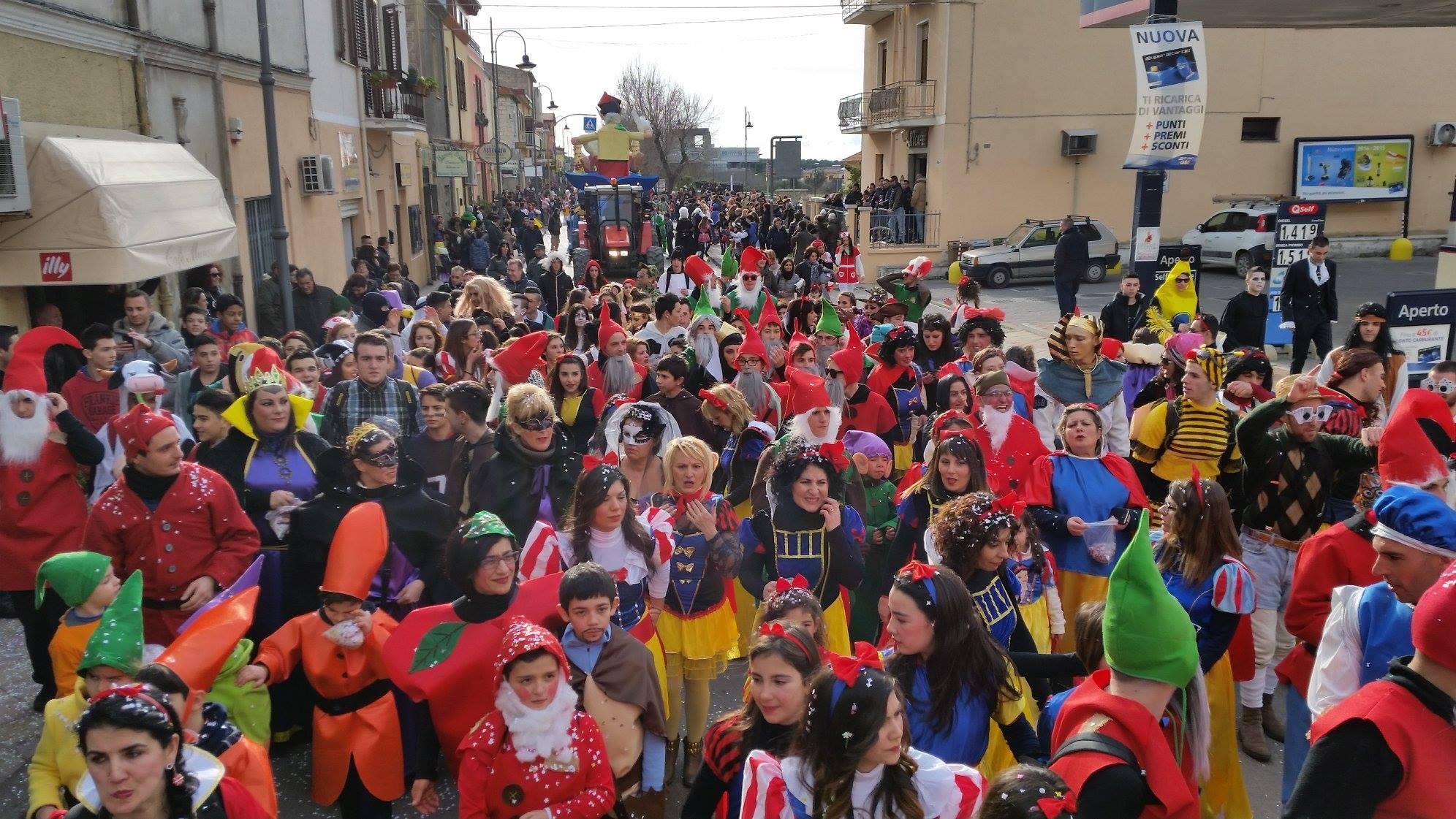 Sorso, allarme bomba in pieno centro: bloccata la sfilata dei carri di carnevale