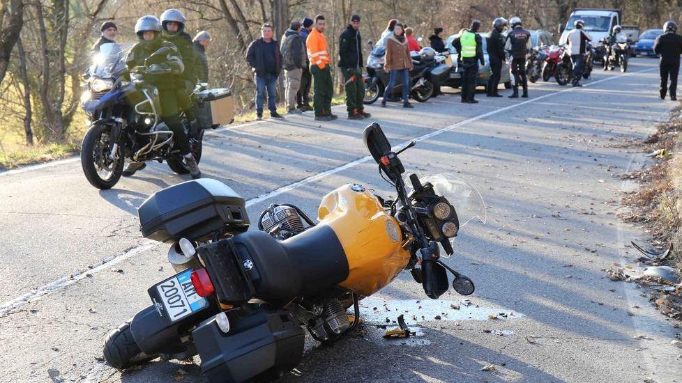 Scontro tra motociclisti sulla Fondovalle, uno è grave