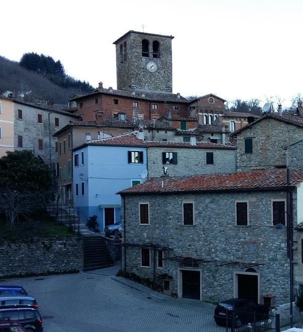La bellezza di Montieri al buio con il fotografo e il ricercatore