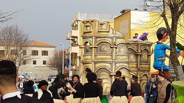 La protesta: «Pipì davanti alle abitazioni»