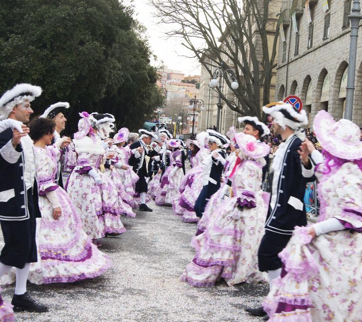 Carnevale, colori e satira invadono il centro storico 