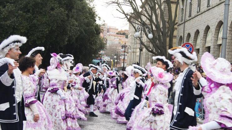 Carnevale, colori e satira invadono il centro storico