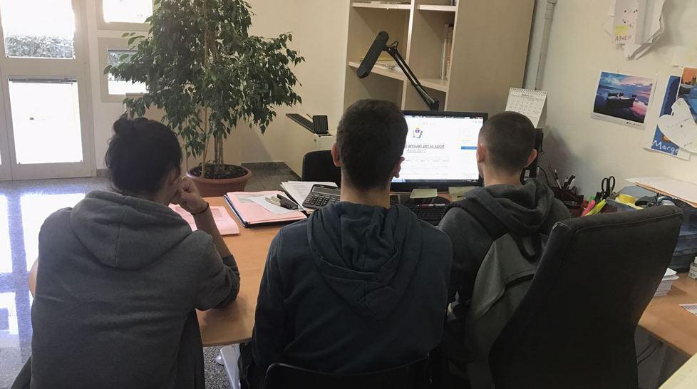 Studenti al lavoro in biblioteca 