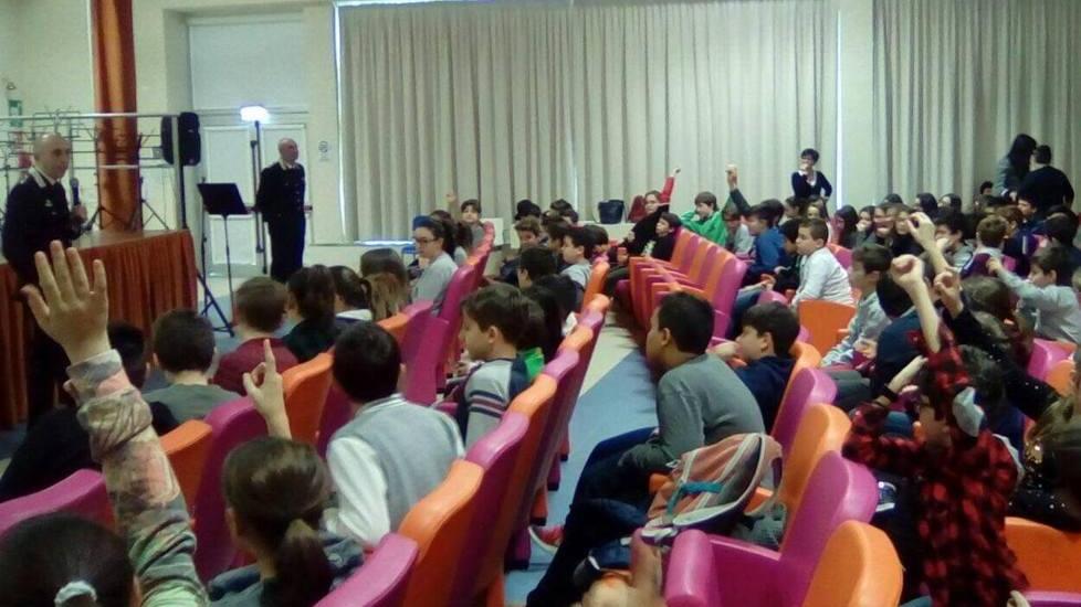 I carabinieri entrano in classe per fare lezione agli studenti