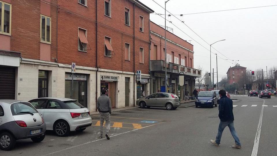Modena: molesta 19enne, poi il fratello lo blocca