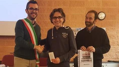 Il sindaco Bottazzi e Matteo Iori consegnano i marchi “Slot Free”