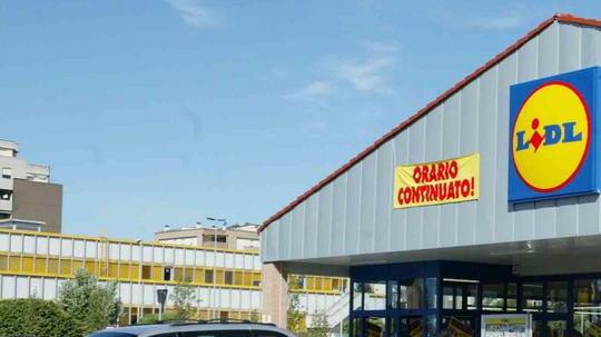 Fermata per chiedere informazioni, le rubano la borsa