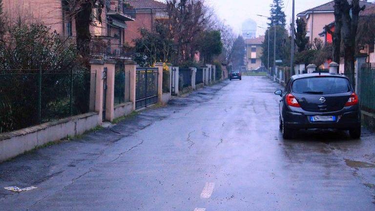 Armati di pistola rapinano un 14enne