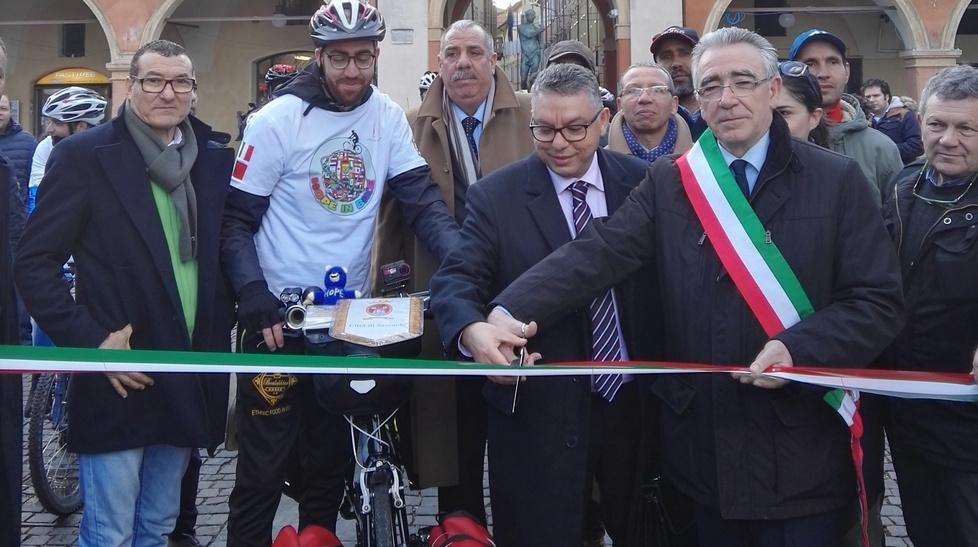 Da Sassuolo è iniziata la sfida di Cherif in bici attorno al mondo 