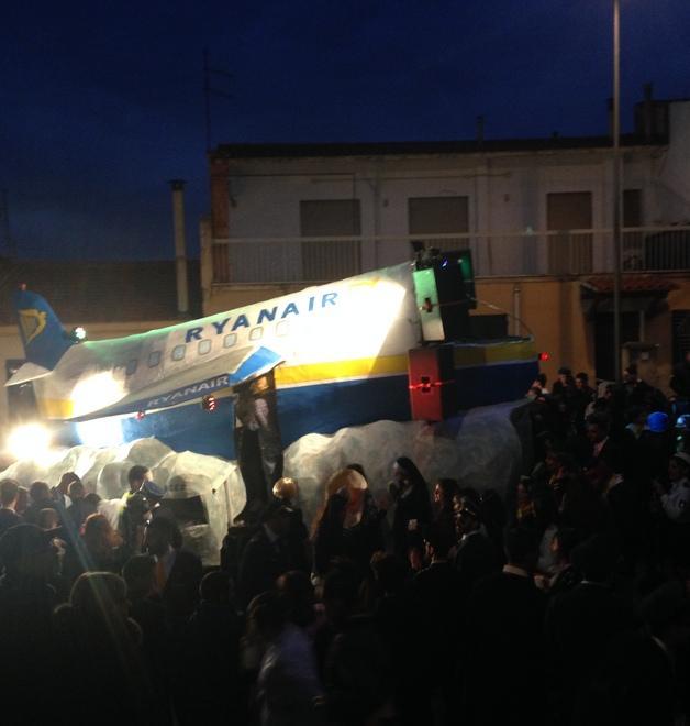 Otto carri per il corteo in via Roma