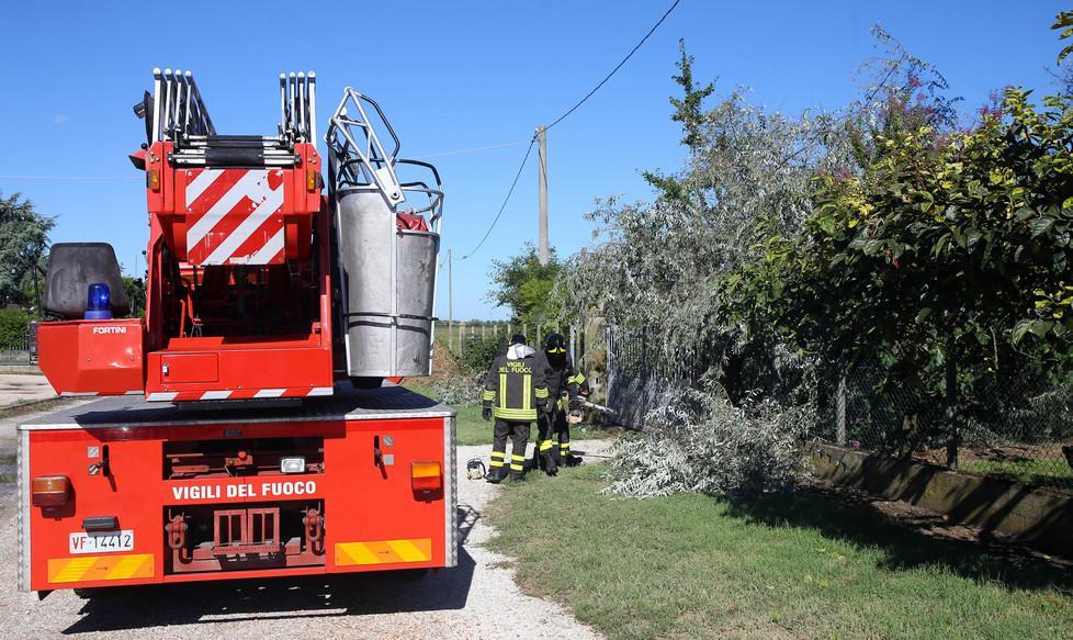 Vigili del fuoco al lavoro per ore a Mesola