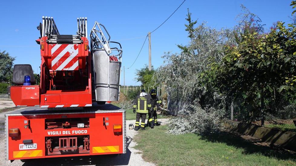 Vigili del fuoco al lavoro per ore a Mesola