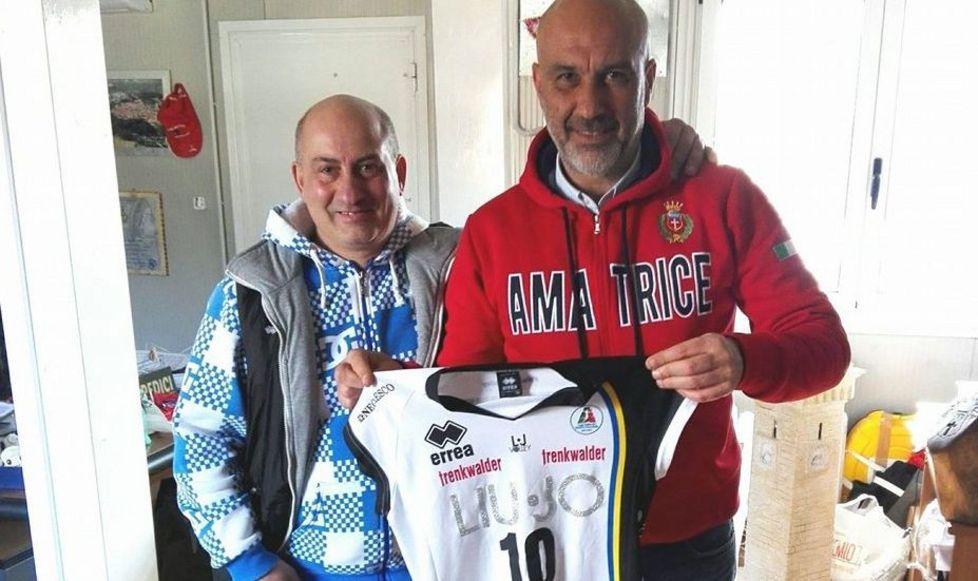 La maglia di Francesca Ferretti in dono al sindaco di Amatrice