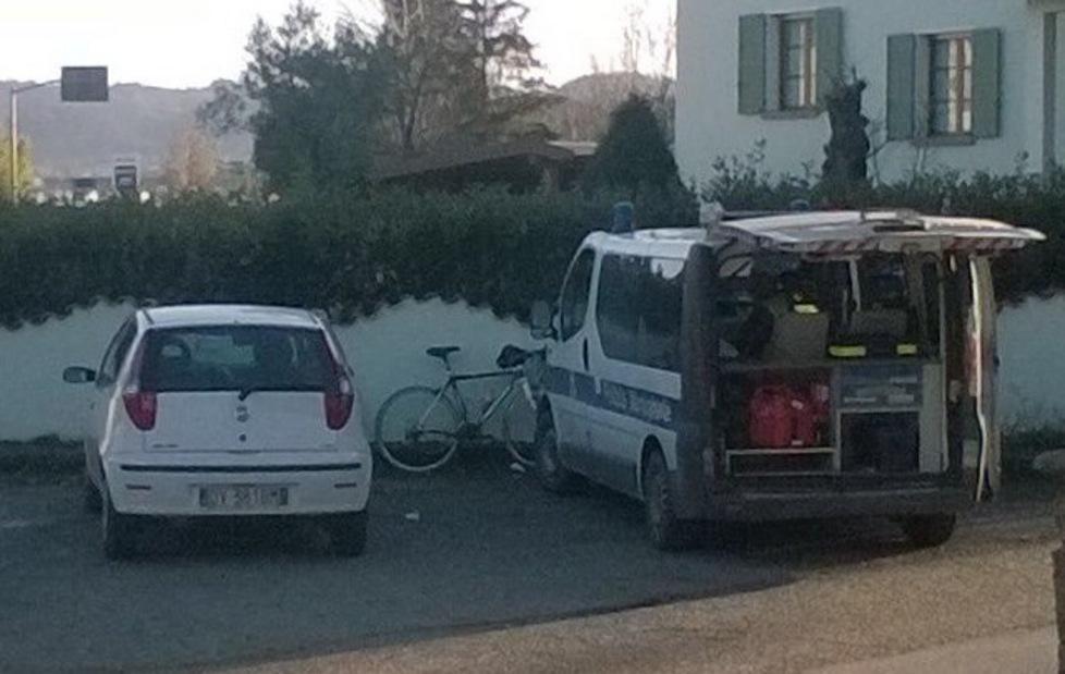 Ciclista trascinata da un’auto nella rotonda 