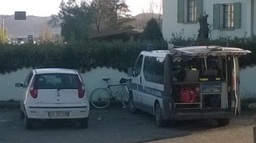 Ciclista trascinata da un’auto nella rotonda